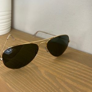 Ray-Ban Aviator classic Sunglasses in gold.